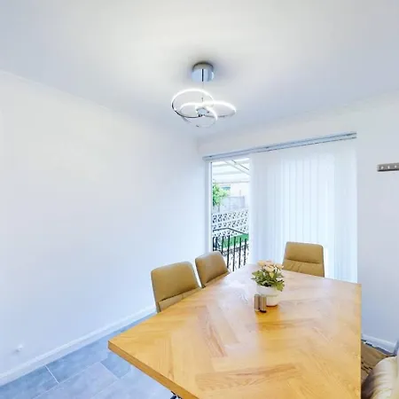 Ranworth-House - Holiday Home In Bedford, Sleeps 5 Exterior photo