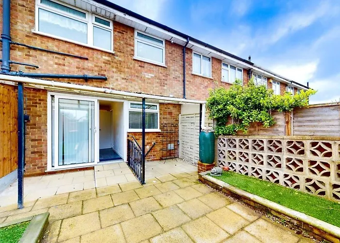 Ranworth-House - Holiday Home In Bedford, Sleeps 5